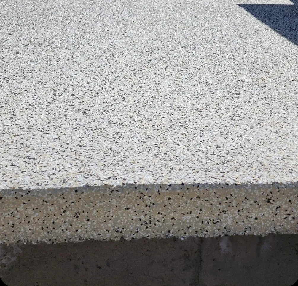 Gros plan d'un plancher époxy à paillettes réalisé par ProSurface KL